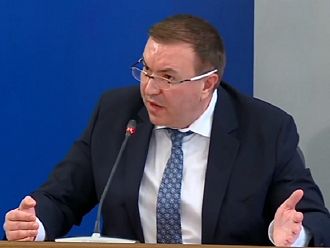Министърът за спирането на АстраЗенека: Направихме застраховка на застраховката