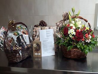 Цветя и подаръци за екипа на Инфекциозното отделение в УМБАЛ Бургас от пациент