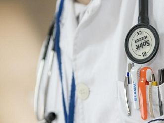 Кандидат-депутатите наддават за заплатите на медиците