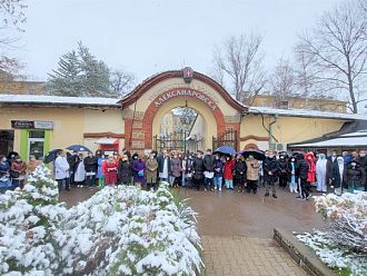 С вой на сирени и едноминутно мълчание медиците почетоха паметта на загиналите си колеги (Обновена)