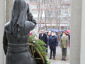 С вой на сирени и едноминутно мълчание медиците почетоха паметта на загиналите си колеги (Обновена)