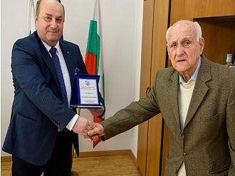 Отличиха най-възрастния практикуващ стоматолог в Монтана