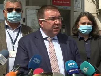 Здравният министър: Решаваме до седмица дали да прилагаме AstraZeneca на лица под 60 години 