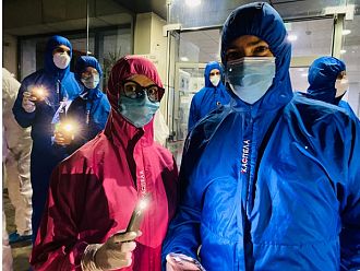 Възрастно семейство с топли думи към пловдивски лекари