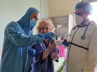 Актрисата Латинка Петрова радва лекарите от