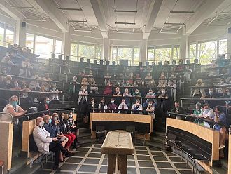 Над 600 служители от