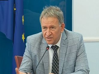 Духовници и журналисти влизат в щаба за ваксинация