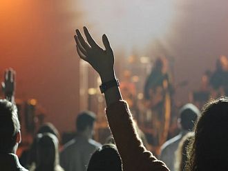 Слаб риск от предаване на COVID на закрито установи пробен концерт в Париж