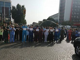 Медици от „Пирогов” излязоха на протест срещу отстраняването на проф. Балтов