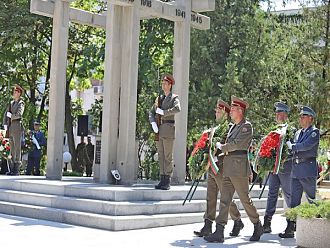 Отдадоха почит на загиналите при изпълнение на служебния си дълг лекари и сестри