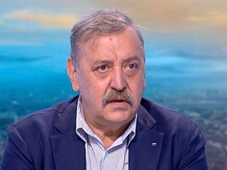 Проф. Кантарджиев: Хората да се ваксинират сега, докато случаите на COVID-19 все още са малко