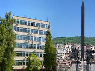 Напрежение между антиваксъри и чакащи за ваксина, полиция охранява РЗИ в Търново