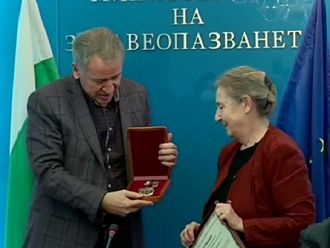 Министърът награди проф. Кожухарова за особени заслуги по време на пандемията