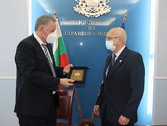 Министър Кацаров награди с Почетен плакет на МЗ съдовия хирург проф. Андрея Андреев