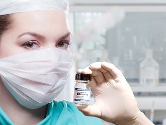 Германия одобри задължителни ваксини срещу COVID за медици