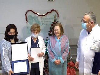 Проф. Слънчева с плакет за грижата си за недоносените деца