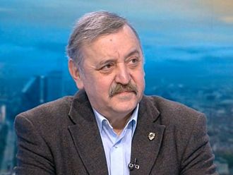 Проф. Кантарджиев: Омикрон се бори с бустер