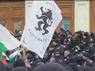 Привърженици на „Възраждане“ щурмуват Парламента (Обновена)