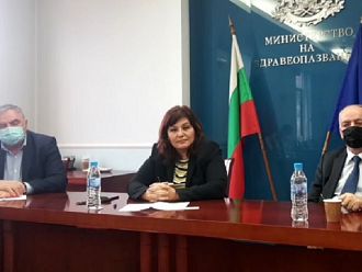 Министър Сербезова се срещна с протестиращите, не постигнаха съгласие (Обновена)