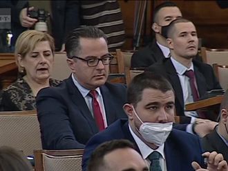 Депутатите от „Възраждане“ влязоха в парламента без „зелен сертификат“