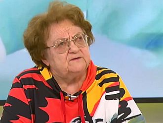 Зеленият сертификат ще е необходим още около месец, смята проф. Аргирова