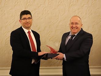 Доц. Дончо Дончев получи приза „Посланик на доброто“ от ДАЗД