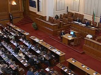 Депутатите се скараха откъде ще дойдат парите за осигуровките на бежанците (Обновена)