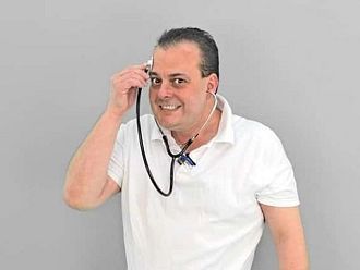 Коригират заплатите на медиците, маските на места остават