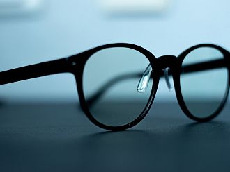 Хората с очила са по-защитени от COVID-19, лещите не носят такава полза