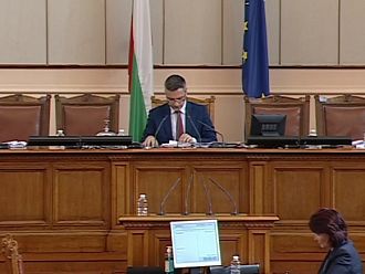 Парламентът окончателно одобри управителят на НЗОК да може да увеличи заплатите