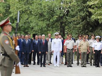 Почетоха загиналите медици с едноминутно мълчание и вой на сирени