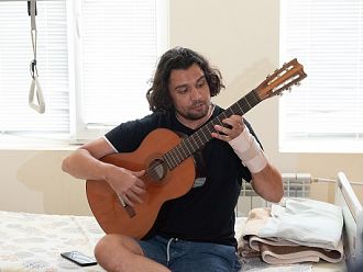 28-годишен музикант просвири отново на китара 3 дни след операция на счупена китка