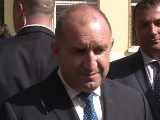 Президент и премиер: Болниците и училищата няма да останат без отопление