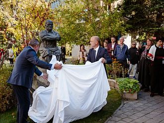 В „Пирогов“ откриха паметник на своя патрон – хирурга Николай Иванович Пирогов