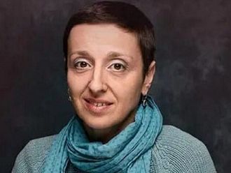 Водещата на