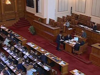 Изслушват министър Меджидиев в парламента