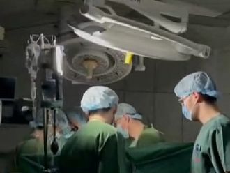 Оперираха сърцето на тримесечно бебе в Киев под светлината на фенерче