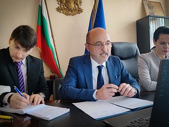 Искаме предоговаряне на доставките на ваксини срещу COVID