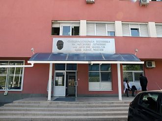 Родители протестираха пред Педиатрията заради освобождаването на доц. Савова