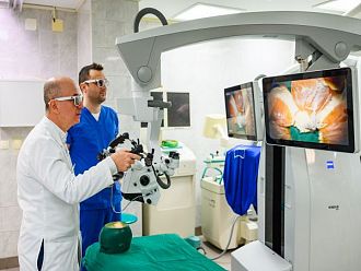 Неврохирурзи във Варна оперират с последно поколение роботизиран микроскоп (Видео)