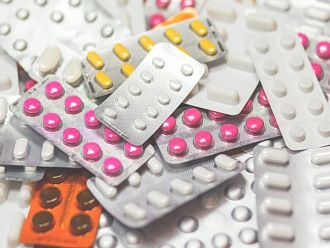 Допълнителен код на опаковката на лекарствата за по-добра проследяемост предлагат депутати