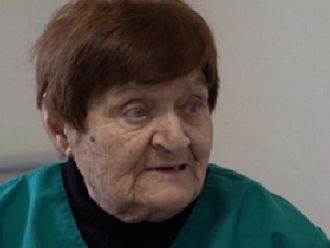 86-годишна лекарка работи на три места, за да се грижи за внука си