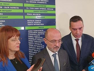 Един търговец на едро на лекарства остава без разрешително, а друг - без склад