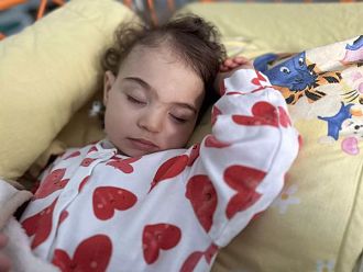 Двегодишно момиченце се нуждае от помощ, за да живее