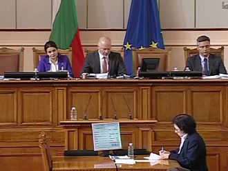 Парламентът гласува днес бюджета на МЗ и парите на спешните медици