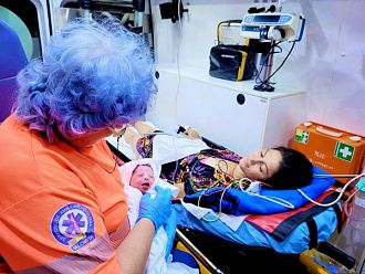 Жена роди на тротоара пред болница в Румъния, нямало дежурен гинеколог