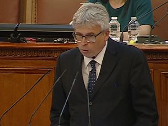 Зам.-министър на финансите подписа договора със Станимир Михайлов за управител на НЗОК