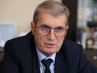 Проф. Хинков: Оставката на Емин е израз на почтеност