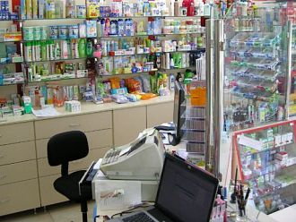 Мъж нападна с брадва аптекарка, открадна оборота й