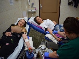 Кръводарителите в кампанията „Усмихни сърце“ наближават 100